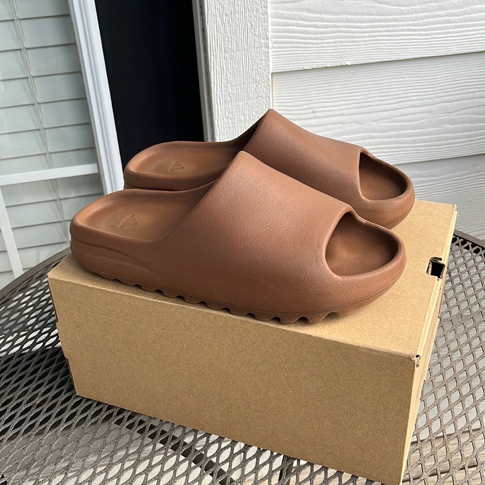 Yeezy Slides/ Flax - Picture 1 of 3
